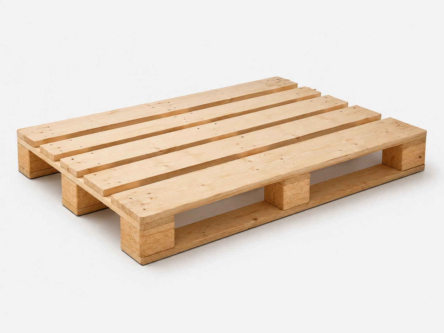 Palet americano de madera sobre fondo claro