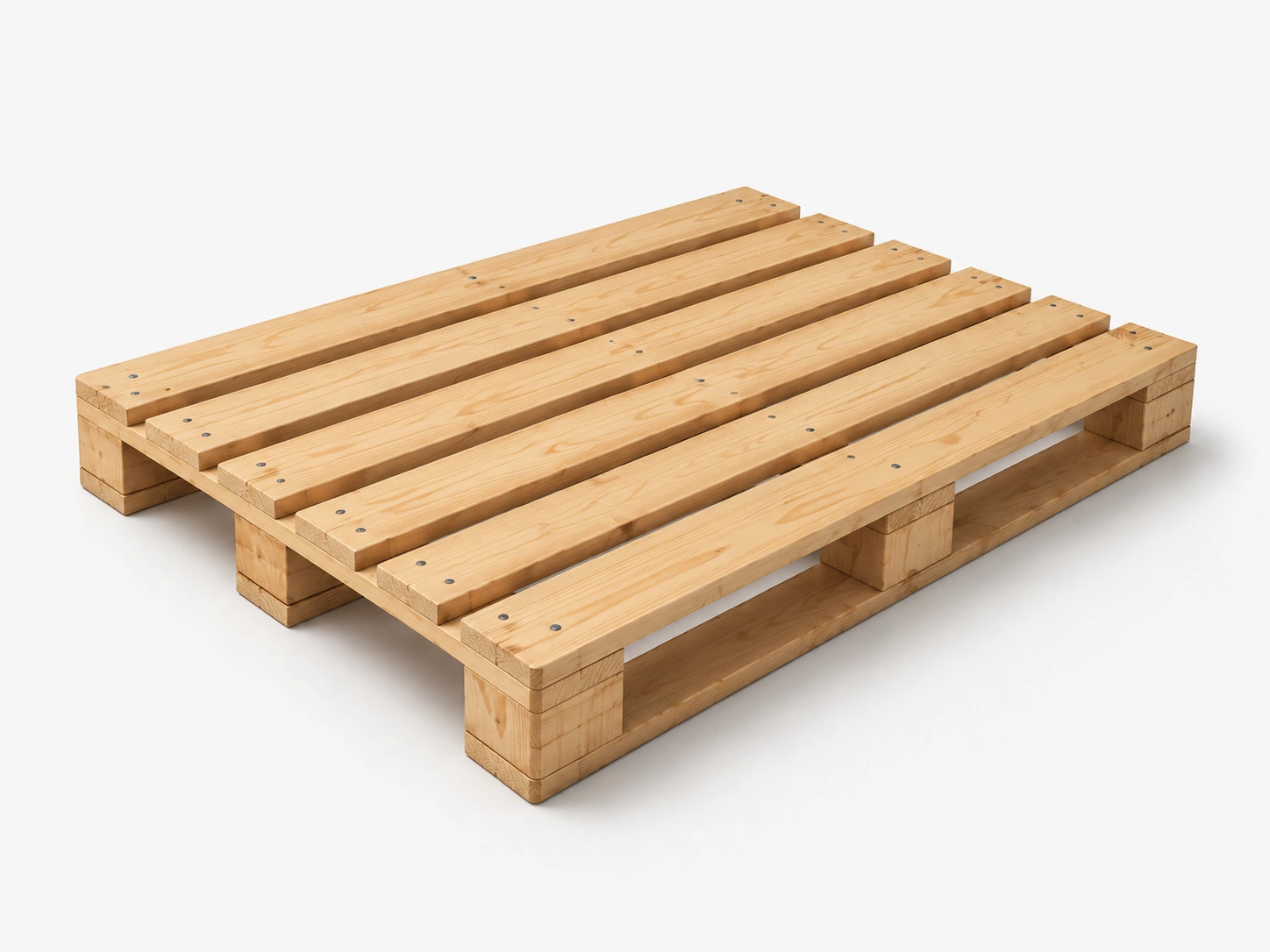Palet europeo de madera sobre fondo claro
